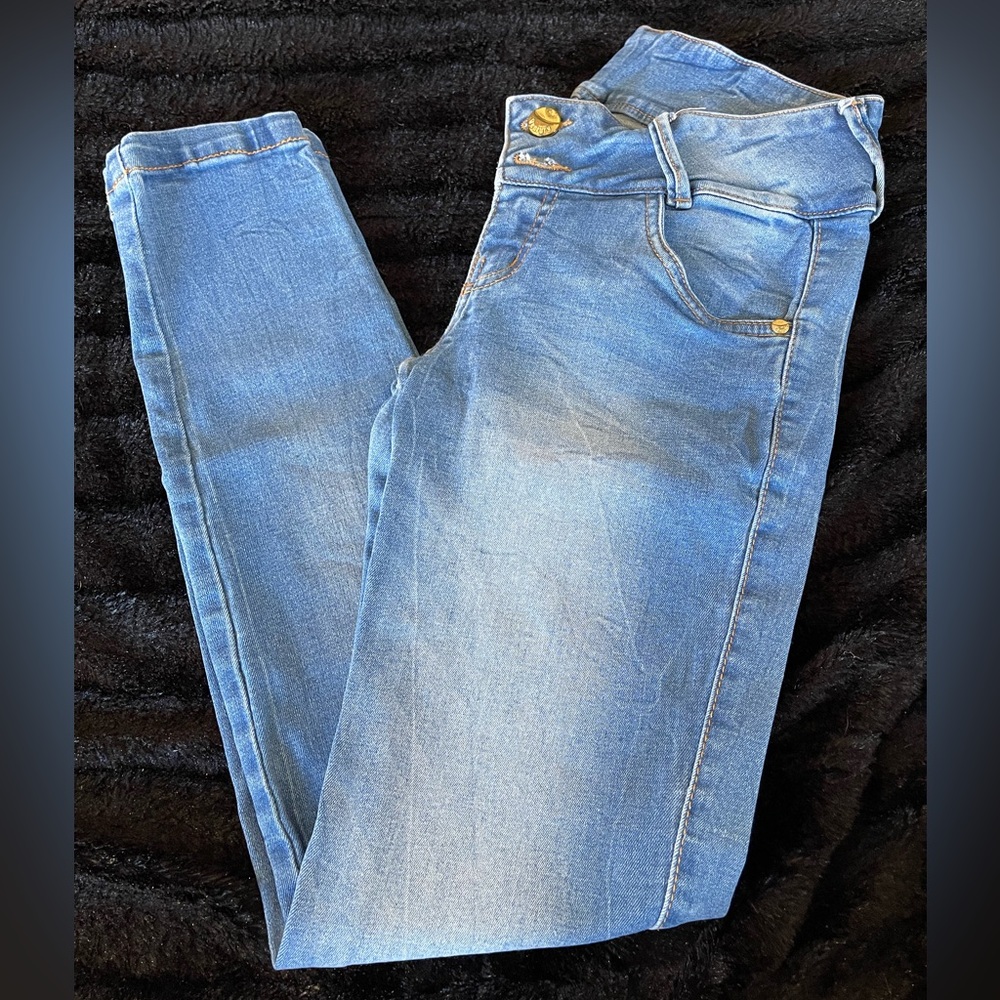 Ventury Light Wash Denim Skinny Jeans. Size 8